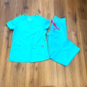 FIGS XS Petite SCRUBS SET- top and bottom